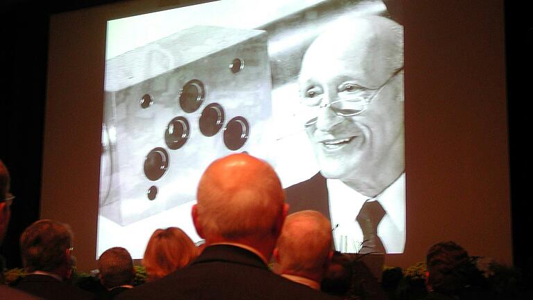 Im Jahr 2002 blickte Rexroth auf 50 Jahre Hydraulik zurück –&nbsp;Werner Dieter war groß auf der Leinwand zu sehen.