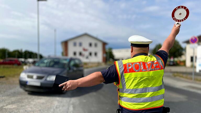 Die Polizei Bad Neustadt (im Bild Markus Jessenberger) kontrollierte jüngst Verkehrsteilnehmer, die aufgrund der Baustelle an der Baywa-Kreuzung die Abkürzung über den Bahnhof wählten. Ignorierten sie das Schild 'Durchfahrt verboten', kostete sie die Ordnungswidrigkeit 50 Euro.