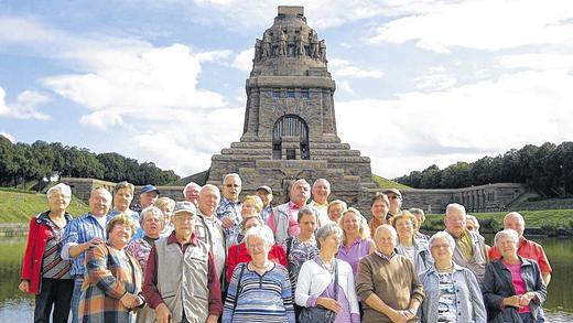 Auber in Leipzig unterwegs       -  (age)   Unterwegs in den neuen Bundesländern war der Arbeiter-Krankenunterstützungsverein Aub (AKUV) am Wochenende. Ziele waren Naumburg, Leipzig, Freyburg und Jena. War schon die Führung durch den Naumburger Dom interessant, so waren die Teilnehmer von der Vielfalt und den prächtigen Bauten der sächsischen Weltstadt Leipzig tief beeindruckt. Die Wucht und Größe des Völkerschlachtdenkmals, die Kirchen und historischen Bauten der Stadt sowie das bunte Treiben in der Stadt ließen die Auber staunen. Als sie zum Ende der Stadtführung in der bekannten Nikolaikirche sogar noch zu einem Vortrag von Christian Führer, zur Zeit der Montagsdemonstrationen 1989 Pfarrer der Nikolaikirche, kamen, der von seinen Erlebnissen während des Herbstes 1989 berichtete, wurde ein Stück deutscher Geschichte erlebbar. Zum Abschluss besuchten die Auber noch die bekannte Sektkellerei Rotkäppchen in Freyburg und die Universitätsstadt Jena.