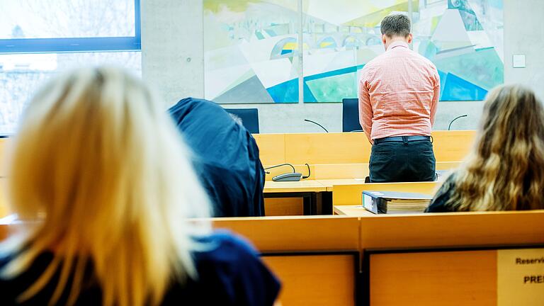 In Würzburg steht ein Logopäde wegen Missbrauchs von Kindern vor Gericht. Sieben Beweisanträge seiner Verteidiger stoßen auf großes Unverständnis, nicht nur, weil sie den Prozess in die Länge ziehen. In Würzburg steht ein Logopäde wegen Missbrauchs von Kindern vor Gericht. Sieben Beweisanträge seiner Verteidiger stoßen auf großes Unverständnis, nicht nur, weil sie den Prozess in die Länge ziehen.