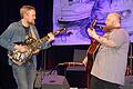 Andreas Kümmert (rechts) rockt gemeinsam mit dem Gitarristen Tobias Niederhausen auf der Bühne der Stadthalle in Haßfurt.