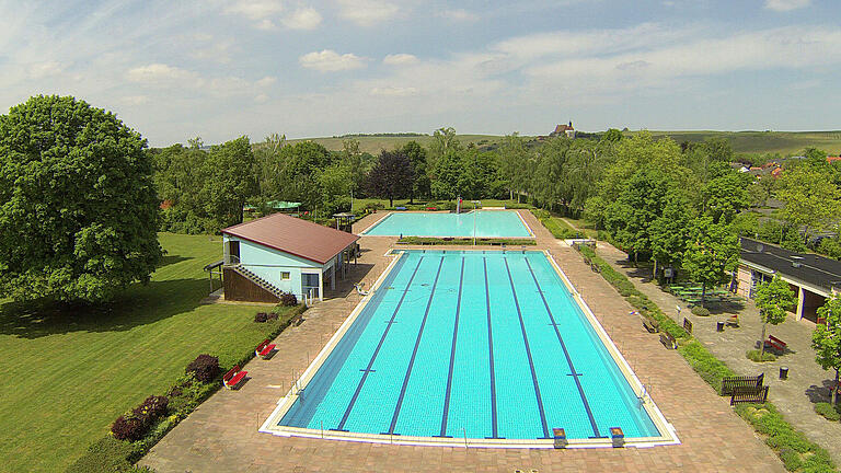 Das Freibad in Volkach aus der Vogelperspektive. Die Luftbilder stammen aus dem Jahr 2015.