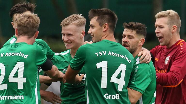 Mitspieler umringen den Torschützen: Frank Wildeis (Dritte von links) traf beim Abtswinder 1:0-Sieg gegen Seligenporten. Es war das erste Tor des 21-Jährigen im Abtswinder Trikot. Da lief sogar Torhüter Felix Wilms (rechts) zum Gratulieren auf die andere Seite des Platzes. Mitspieler umringen den Torschützen: Frank Wildeis (Dritte von links) traf beim Abtswinder 1:0-Sieg gegen Seligenporten. Es war das erste Tor des 21-Jährigen im Abtswinder Trikot. Da lief sogar Torhüter Felix Wilms (rechts) zum Gratulieren auf die andere Seite des Platzes.