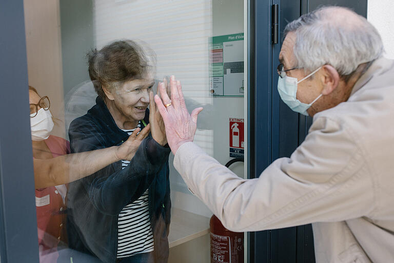 Corona-Folgen (2): Yves (75) besucht seine Frau Josiane (82) in einem Pflegeheim im französischen Les Ormes-sur-Voulzie. Mehr, als die Hände ans Glas zu halten, ist wegen der Corona-Schutzmaßnahmen nicht drin.