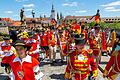 Zahlreiche Trachtengruppen ziehen am Samstag beim großen Kiliani-Festzug durch die Innenstadt in Würzburg – hier auf der Alten Mainbrücke.