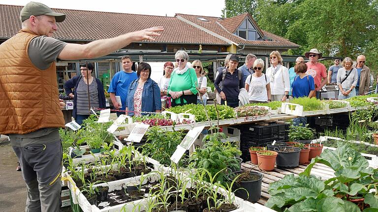 Martin Schäfer erklärt den Ausflüglern aus Hausen und Umgebung die Besonderheiten seiner Gärtnerei in Schwarzach am Main.