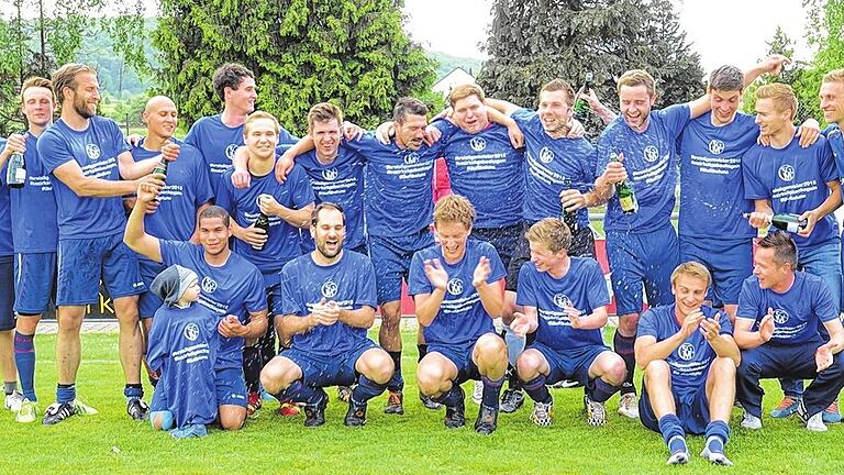 Meister der Kreisliga Würzburg 2 &ndash; die SG Margetshöchheim: (hinten von links) Trainer Christian Judt, David Bauer, Tilman Reuther, Dennis Holler, Florian Oppmann, Andreas Schmutzler, Maximilian Baier, Olaf Peschel, Michael Ehrenfels, Jochen Lanik, Lukas Cichon, Sven Jungbauer, Michael Hemmerich und Sven Oppmann sowie (vorne von links) Angelo Messina, Alexander Fritz, Nick Steglitz, Manuel Puglisi, Sebastian Holz und Kai Fröhlich.