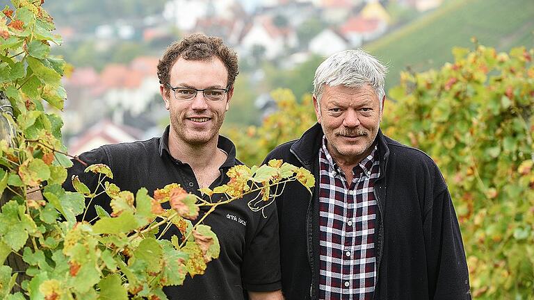 Thomas Schenk (links) und sein Vater Otto Schenk vom Weingut Schenk in Randersacker in ihrem Weinberg im Sonnenstuhl. Das Weingut ist ein Beispiel für eine erfolgreiche Unternehmensübergabe.