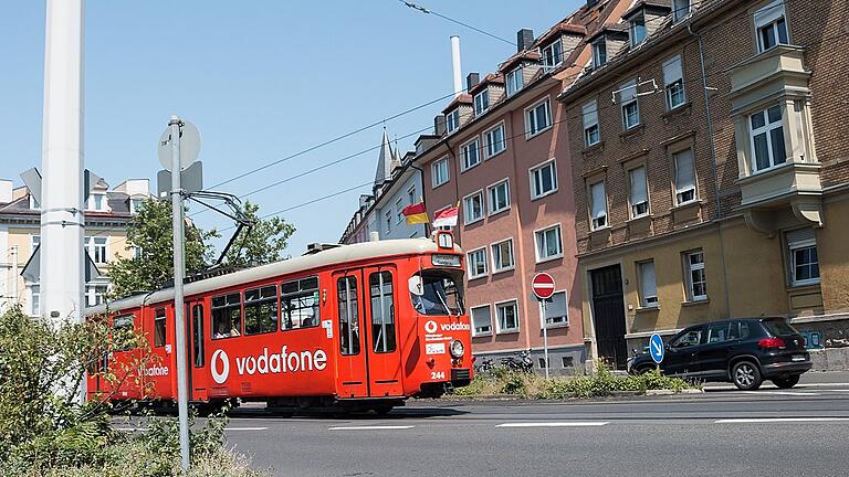 Strassenbahn Linie 1       -  Eine Straßenbahn des Typs GT-D. Noch sechs Wagen fahren davon in der Stadt. Aber ihre Betriebserlaubnis läuft 2021 aus. Archivfoto: Tilman Knahn