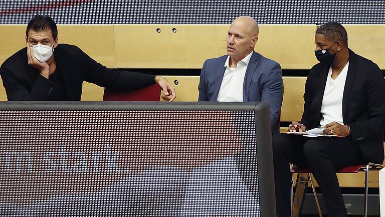 Noch ein Foto aus der Vergangenheit (November 2020), das aber der Symbolik nach auch für die aktuelle Situation der Baskets sprechen kann (von links): Manager Kresimir Loncar, Cheftrainer Denis Wucherer und sein Assistent Steven Key auf der Suche nach einer Lösung.