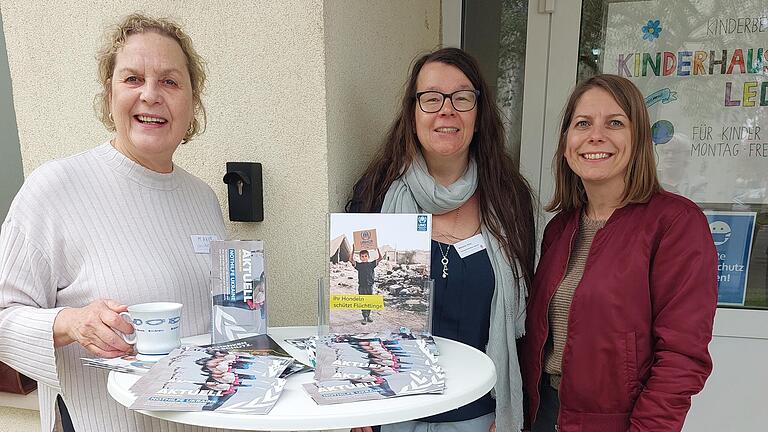 Tisch UNO Flüchtlingshilfe mit (von links) Elisabeth Maskos, Melanie Stoll, Anna Polishchuk.