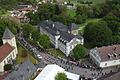 Geradezu idyllisch anzusehen, wie der Festzug sich durch die Dorfplatzmitte schlängelt dabei malerisch von Kirche, Schloss und Festzelt eingerahmt wird. Im Zentrum die 'Weisachtaler Blasmusik'.