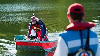 Riskantes Baden im Fluss       -  ... weil Schwimmer ihre eigene Kraft über- und die Gefahren von Binnengewässern (Strömungen, Schiffe, Temperaturen) unterschätzen. Hier nun fünf Tipps des DLRG für ein sicheres Badeerlebnis in Flüssen und Seen: