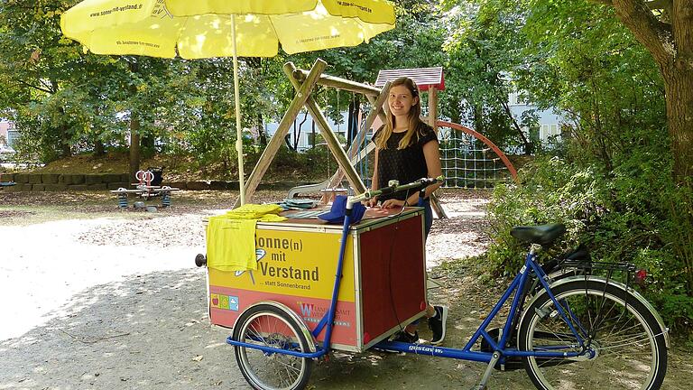 Anja Bedenk, Honorarkraft am Gesundheitsamt Würzburg, informierte auf den Würzburger Spielplätzen Familien zum Thema Sonnenschutz Foto: Stephanie Scheckenbach