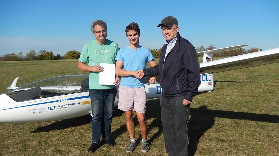 Rudi Baucke (Bad Kissingen), Vorsitzender der Bundeskommission Segelflug des Deutschen Aeroclubs, gratuliert Eric Schneider und wünscht ihm viel Erfolg als Sport-Soldat für die kommende Saison 2020. Von links nach rechts: Rolf Schneider, Vorsitzender der FSG Hammelburg, Eric Schneider und Rudi Baucke.  Foto: Frank Luft       -  Rudi Baucke (Bad Kissingen), Vorsitzender der Bundeskommission Segelflug des Deutschen Aeroclubs, gratuliert Eric Schneider und wünscht ihm viel Erfolg als Sport-Soldat für die kommende Saison 2020. Von links nach rechts: Rolf Schneider, Vorsitzender der FSG Hammelburg, Eric Schneider und Rudi Baucke.  Foto: Frank Luft