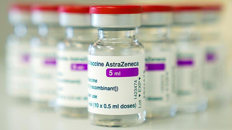 Auf einem Tisch in einer Hausarztpraxis stehen Ampullen mit dem Covid-19 Impfstoff des schwedisch-britischen Pharmakonzerns AstraZeneca (Symbolbild). Auf einem Tisch in einer Hausarztpraxis stehen Ampullen mit dem Covid-19 Impfstoff des schwedisch-britischen Pharmakonzerns AstraZeneca (Symbolbild).