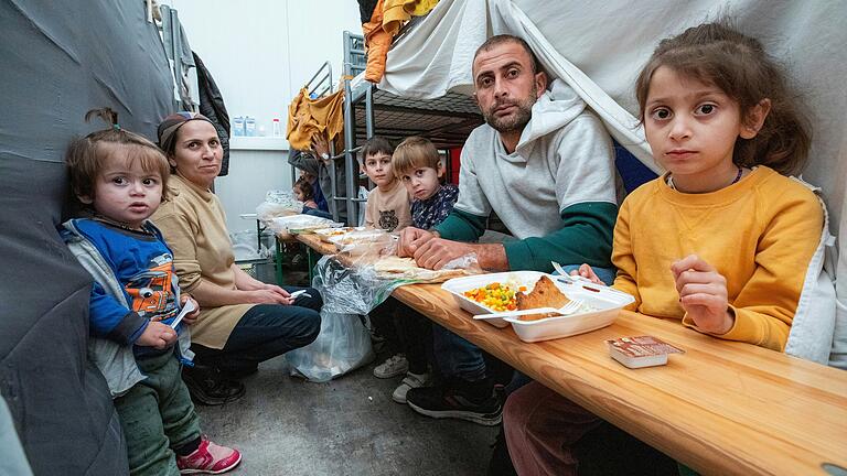 Mittagessen zwischen Stockbetten und Tüchern: Diese kurdische Familie ist vor einigen Tagen im Ankerzentrum in Geldersheim (Lkr. Schweinfurt) angekommen. Sie hofft, in Deutschland bleiben zu können. Mittagessen zwischen Stockbetten und Tüchern: Diese kurdische Familie ist vor einigen Tagen im Ankerzentrum in Geldersheim (Lkr. Schweinfurt) angekommen. Sie hofft, in Deutschland bleiben zu können.