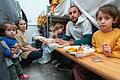 Mittagessen zwischen Stockbetten und Tüchern: Diese kurdische Familie ist vor einigen Tagen im Ankerzentrum in Geldersheim (Lkr. Schweinfurt) angekommen. Sie hofft, in Deutschland bleiben zu können.