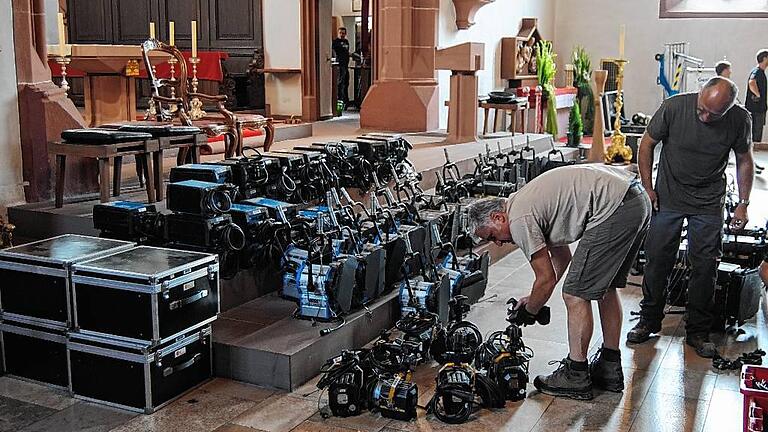 Viele Scheinwerfer werden in der Kirche installiert. Viele Scheinwerfer werden in der Kirche installiert.
