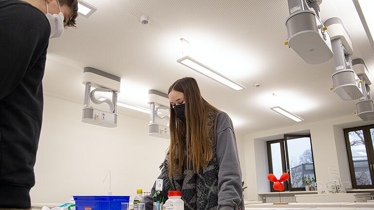 Impressionen der neuen Fachräume mit Experimenten von Schülerinnen und Schülern. Impressionen der neuen Fachräume mit Experimenten von Schülerinnen und Schülern.