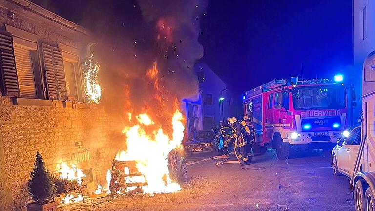 Zu drei Auto-Bränden musste die Kitzinger Feuerwehr im ersten Quartal ausrücken – darunter war auch der Wagen des Kitzinger Stadtrats Uwe Hartmann. Ein Brandanschlag, wie sich herausstellte. Zu drei Auto-Bränden musste die Kitzinger Feuerwehr im ersten Quartal ausrücken – darunter war auch der Wagen des Kitzinger Stadtrats Uwe Hartmann. Ein Brandanschlag, wie sich herausstellte.