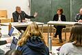Erste deutsche Universität mit Studiengang 'Antisemitismuskritische Bildung': Ludwig Spaenle (links), Antisemitismus-Beauftragter der bayerischen Staatsregierung, beim Gespräch mit Würzburger Studierenden und den Professoren Ilona Nord und Doron Kiesel.