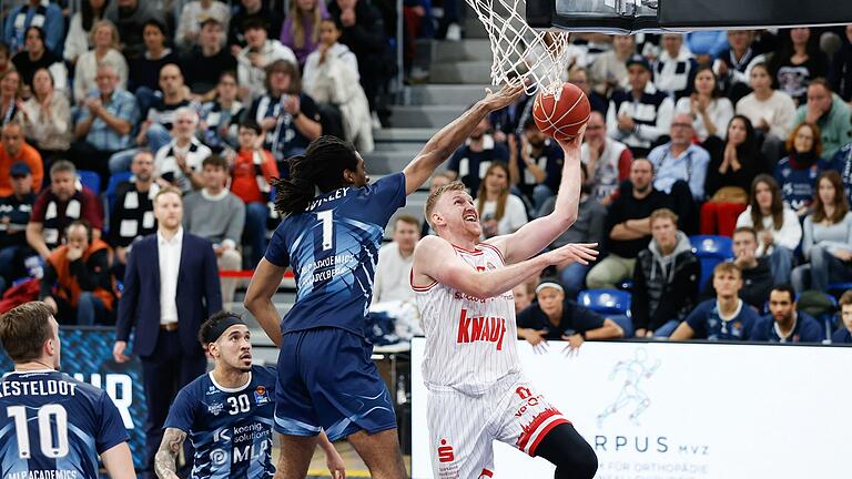 Maximilian Ugrai (rechts) von den Würzburg Baskets beim Zug zum Korb. Im Hinspiel erzielte er gegen die MLP Academics Heidelberg sieben Punkte. Maximilian Ugrai (rechts) von den Würzburg Baskets beim Zug zum Korb. Im Hinspiel erzielte er gegen die MLP Academics Heidelberg sieben Punkte.
