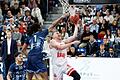 Maximilian Ugrai (rechts) von den Würzburg Baskets beim Zug zum Korb. Im Hinspiel erzielte er gegen die MLP Academics Heidelberg sieben Punkte.