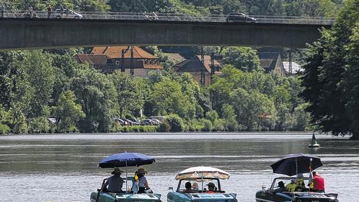 MAI: Rund 30 Fahrer von „Amphicars“ treffen sich mit ihren Fahrzeugen in Gemünden. Bei ihrer „Ausfahrt“ auf dem Main bei Langenprozelten werden die wassertauglichen Cabrios, die zwischen 1960 und 1963 gebaut wurden, von vielen Schaulustigen bestaunt. Die weitesten Anreisen hatten Clubmitglieder aus Hamburg, Berlin und aus der Schweiz. MAI: Rund 30 Fahrer von „Amphicars“ treffen sich mit ihren Fahrzeugen in Gemünden. Bei ihrer „Ausfahrt“ auf dem Main bei Langenprozelten werden die wassertauglichen Cabrios, die zwischen 1960 und 1963 gebaut wurden, von vielen Schaulustigen bestaunt. Die weitesten Anreisen hatten Clubmitglieder aus Hamburg, Berlin und aus der Schweiz.