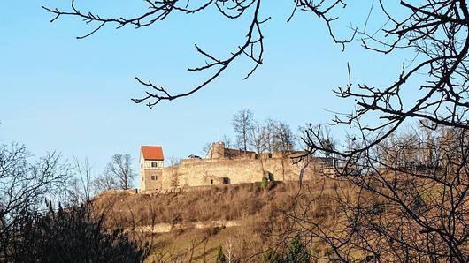 Die Burg sitzt auf einem 80 Meter hohen Sporn. Einer der 40 tiefsten Brunnen Mitteleuropas versorgte die Bewohner einst mit Trinkwasser. Die Burg sitzt auf einem 80 Meter hohen Sporn. Einer der 40 tiefsten Brunnen Mitteleuropas versorgte die Bewohner einst mit Trinkwasser.