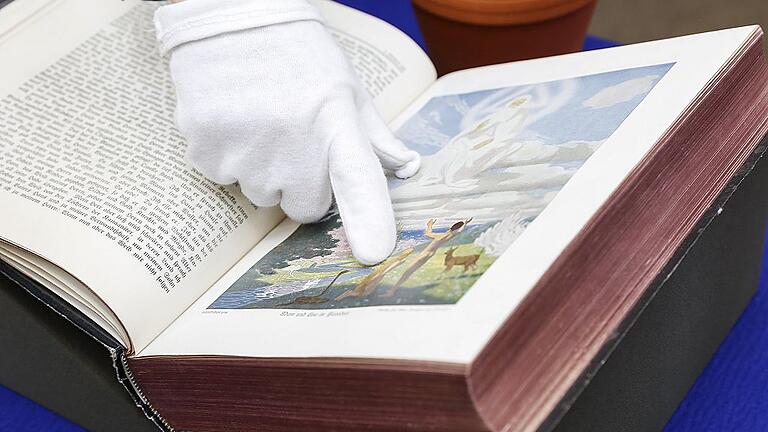 Führung &bdquo;Garten(t)räume in der Universitätsbibliothek&ldquo;       -  Liebstöckel und Salbei, wo sonst ausschließlich alte Bände liegen. Minze, Wermut und Weinraute, wo sich normalerweise Nutzer über alte Drucke beugen und Nachschlagewerke studieren. Kräuterduft, wo es nach Papier, Karton und altem Leder riecht. Aber wenn es in der Universitätsbibliothek an diesem Sonntag um Garten(t)räume geht, dann soll die echte Melisse auch dabei sein: Bibliothekarin Simone Großmann wird Kräuter mitbringen. Nicht beliebige, sondern solche, die schon vor über 1100 Jahren Benediktinermönch Walahfrid Strabo in seinem &bdquo;Hortulus&ldquo; erwähnte. 24 Heilpflanzen in Versform beschrieben: Auf das &bdquo;Buch über die Kulturen der Gärten&ldquo;, das der Reichenauer Mönch um 840 n. Chr. verfasste und das als eines der bedeutendsten botanischen Werke des Mittelalters gilt, stößt man schnell, wenn man nach Gärten in alten Schriften sucht. Weil wenige hundert Meter entfernt von der Unibibliothek am Hubland die große Landesgartenschau läuft, haben Dr. Oliver Weinreich, der Leiter der Abteilung Handschriften und Alte Drucke, und Simone Großmann den Bestand nach Beschreibungen und Bildern von Pflanzen und Gärten durchforstet. Die &bdquo;Gartent(r)äume&ldquo;, auf die sie gestoßen sind, stellen sie an diesem Sonntag bei einer Führung vor. Der Garten Eden, der Sämann im Gleichnis, der abgeschiedene Garten als Sinnbild für die Gottesmutter, der Garten des Zauberers bei Boccaccio, die Heilkraft der Kräuter, exotische Pflanzen: &bdquo;Das Thema Garten zieht sich wie ein roter Faden durch die Kulturgeschichte der Menschheit&ldquo;, sagt Oliver Weinreich, &bdquo;als literarisches Motiv, als Projektionsfläche für weltanschauliche und religiöse Vorstellungen oder als Forschungsgegenstand&ldquo;. Entsprechend reich ist &ndash; zwar nicht immer auf den ersten Blick, doch beim Stöbern, Blättern und nicht zuletzt dank der umfangreichen theologischen Bestände &ndash; die Sondersammlung  an gärtnerischen Themen und Darstellungen. &bdquo;Das Sehnsuchtsbild vom Garten ist von Beginn an da&ldquo;, sagt Handschriften-Spezialist Oliver Weinreich. Er wird die Schedelsche Weltchronik von Anton Koberger aus Nürnberg zeigen, einem der bedeutenden Buchdrucker und Verleger der Inkunabelzeit. Koberger schmückte die Chronik opulent mit Holzschnitten von Michael Wolgemut, dem Lehrmeister Albrecht Dürers. &bdquo;Koberger liebt den großen Stich&ldquo;, sagt Weinreich. Adam und Eva essen da vom Baum der Erkenntnis &ndash; in einem Garten voller üppiger Gewächse, die Palmen ähneln. Und auch wenn es in der Paradies-Szene nicht vorrangig um Botanik geht: Bemerkenswert ist, wie viel Grün der Maler zeigt, wie er den Garten bildlich durch eine Schutzmauer mit geöffneter Tür von der kargen, steinigen Landschaft der unparadiesischen Welt trennt. Eine völlig andere Sicht auf den Sehnsuchtsort Garten hat vier Jahrhunderte später Gebhard Fugel in der Volksbibel von 1912. Eine offene Szenerie, mit einem sich lieblich schlängelnden Fluss im Vordergrund, zart blühenden Bäumen, Schwan und Reh. Und Adam steht in Priesterhaltung da, die Hände weit nach oben ausgestreckt, Eva kniet andächtig vor ihm. Und auf der weißen Wolke über allem: ein riesiger Gottvater mit Blick auf die heile Welt &ndash; in der indes ganz vorne die Schlange schon ihren Hals reckt. Salbei, Wermut, Kamille, Weinraute: In den Klöstern spielte der Gartenbau früh eine große Rolle. Simone Großmann wird eines der ältesten Werke aus der Sammlung der Unibibliothek mitbringen: mit einer Zeichnung der Anlage des im 6. Jahrhundert von Cassiodor gegründeten Klosters Vivarium. Fischteiche, Beete, gärtnernde Mönche: Der Plan wurde zum Vorbild für Klöster im gesamten lateinischsprachigen Raum.  Die Bibliothekarin wird bei der Führung dann nicht vom &bdquo;Hortulus&ldquo; von Walahfrid Strabo erzählen und seiner Bedichtung von Liebstöckel und Minze. Sie zeigt auch zwei Mainzer Kräuterbuch-Inkunabeln, den &bdquo;Gart der Gesundheit&ldquo; von 1485 und den &bdquo;Hortus sanitatis&ldquo; von 1491. (Meist) Wirklichkeitsgetreu und prachtvoll sind da Akelei und Wolfsmilch, Holler, Kerbel und auch die sagenumwobene Alraune dargestellt und gedruckt. Die Mainzer Inkunabeln zählen zu den ersten gedruckten Kräuterbüchern in deutscher Sprache überhaupt &ndash; und zu den einflussreichsten. Auch das Buch der Natur von Konrad von Megenberg, das berühmte Kräuterbuch von Leonhard Fuchs, einem der &bdquo;Väter der Botanik&ldquo;, und Werke von Andrea Mattioli und Adam Lonitzer holen die Bibliothekare für die Führung aus ihrem geschützten Regal.  Und Oliver Weinreich wird ein ganz besonderes, prachtvolles Werk vorstellen: den &bdquo;Hortus Malabaricus&ldquo; aus dem 17. Jahrhundert, die erste umfassende, gedruckte Abhandlung zur asiatischen und tropischen Flora. Das besondere an dem Exemplar aus der UB: Es ist eine aufwendige Kopie. Ein wohlhabender Regensburger Kaufmann hatte um 1730 den jungen Pflanzenmaler und Botaniker Georg Dionysius Ehret beauftragt, die aufwendigen großen Illustrationen eins zu eins nachzuzeichnen. Seit 1757 sind die vier kopierten Bände im Besitz der Universität &ndash; &bdquo;damals erworben&ldquo;, sagt Weinreich, &bdquo;für einen Eimer Frankenwein und 800 Rheinische Gulden&ldquo;. Die Führung &bdquo;Garten(t)räume in der Universitätsbibliothek&ldquo; ist an diesem Sonntag, 13. Mai, von 11.30 bis 13 Uhr in der Zentralbibliothek am Hubland. Eintritt frei, Anmeldung nicht nötig.