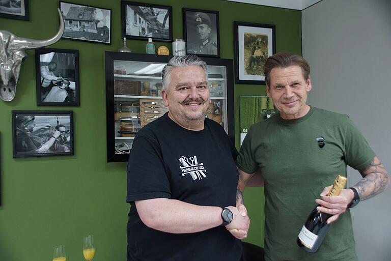 Seit 13 Jahren sind Innungsobermeister Oliver Merkl (rechts) und sein Stellvertreter Volkmar Greb ein Team. Er kam zum Gratulieren vorbei, um auf 95 Jahre Friseurtradition anzustoßen. Seit 13 Jahren sind Innungsobermeister Oliver Merkl (rechts) und sein Stellvertreter Volkmar Greb ein Team. Er kam zum Gratulieren vorbei, um auf 95 Jahre Friseurtradition anzustoßen.