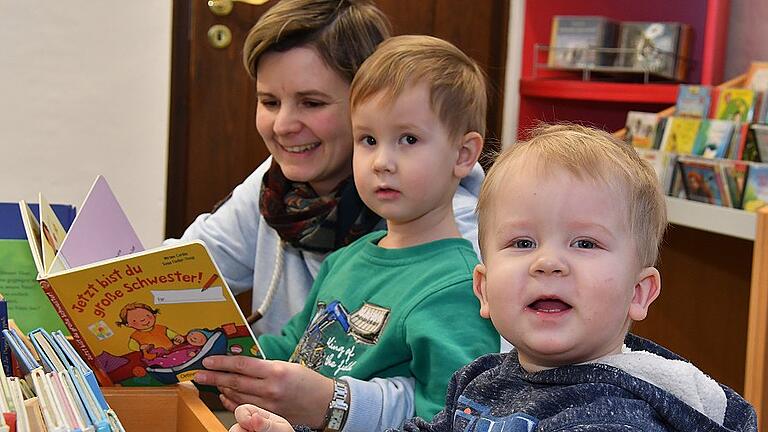 Seit sie ein halbes Jahr alt sind, kommen Jannik und René Hontscha regelmäßig  in die Bibliothek. Mutter Julia ist begeistert vom großen Angebot an Spielen und Kinderbüchern.