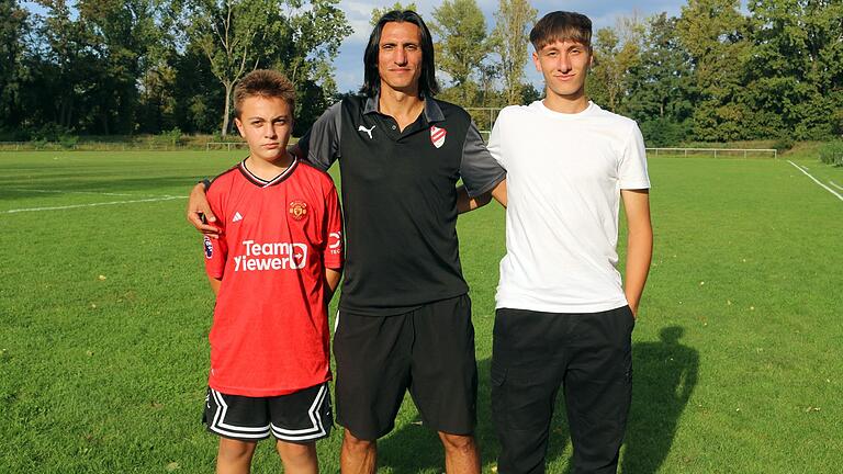 Stolzer Vater: Murat Akgün mit seinen Söhnen Elyasa (links) und Esad (rechts), der kürzlich sein Debüt für die türkische U17-Nationalmannschaft feierte.