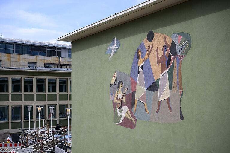 Blick auf das Wandbild 'Ballspielende und musizierende Mädchen' von Curd Lessig am Mozartareal in der Würzburger Innenstadt. Blick auf das Wandbild 'Ballspielende und musizierende Mädchen' von Curd Lessig am Mozartareal in der Würzburger Innenstadt.