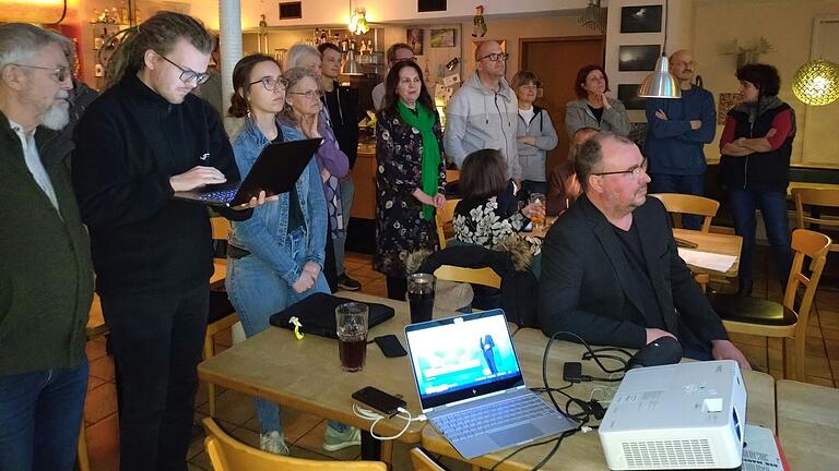 Angespannte Stimmung herrschte bei der Wahlparty der Grünen in Buchen. Angespannte Stimmung herrschte bei der Wahlparty der Grünen in Buchen.