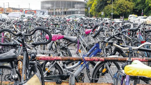 Überfüllter Stellplatz: Auch ein umfunktionierter Pkw-Parkplatz in der Nähe des Taxistandes bietet am Hauptbahnhof nicht genügend Stellfläche für Fahrräder. Foto: Thomas Obermeier