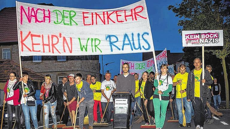 Kehraus zu später Stunde: Am Ende des Neonazi-Umzugs reinigen die Stammheimer ihre Dorfstraßen.