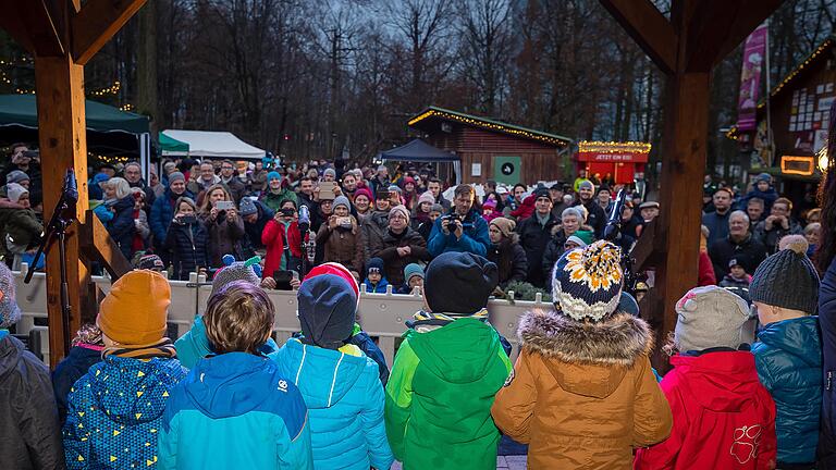 Knapp 1000 Gäste waren bei der Waldweihnacht im Schweinfurter Wildpark 2019 dabei. Die&nbsp;Eichenkinder vom Montessori Kinderhaus (im Bild) stimmten mit Liedern auf Weihnachten ein.