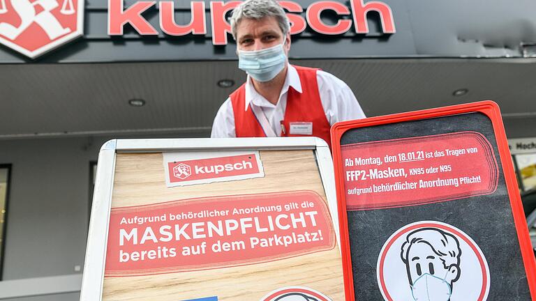 Marktleiter Christian Riedmayer vom Kupsch in der Brettreichstraße im Würzburger Frauenland weist seine Kunden mit Plakaten auf die neue Maskenverordnung hin.