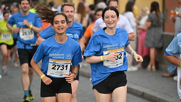 WUE2RUN - Firmenlauf       -  Zahlreiche Läuferinnen und Läufer überqueren am Donnerstag (29.06.23) im Rahmen des Firmenlaufs die Alte Mainbrücke in Würzburg.