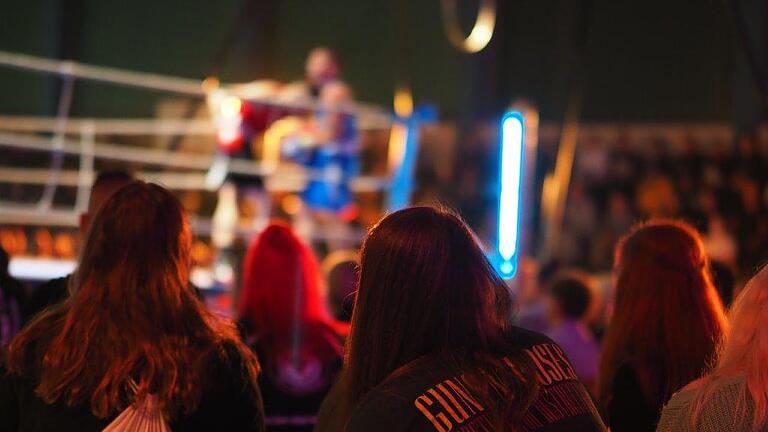 Boxen in Bad Kissingen - Eine stimmungsvolle Angelegenheit ist die Bad Kissinger Boxnacht, die aber zum zweiten Mal verschoben werden muss. Boxen in Bad Kissingen - Eine stimmungsvolle Angelegenheit ist die Bad Kissinger Boxnacht, die aber zum zweiten Mal verschoben werden muss.