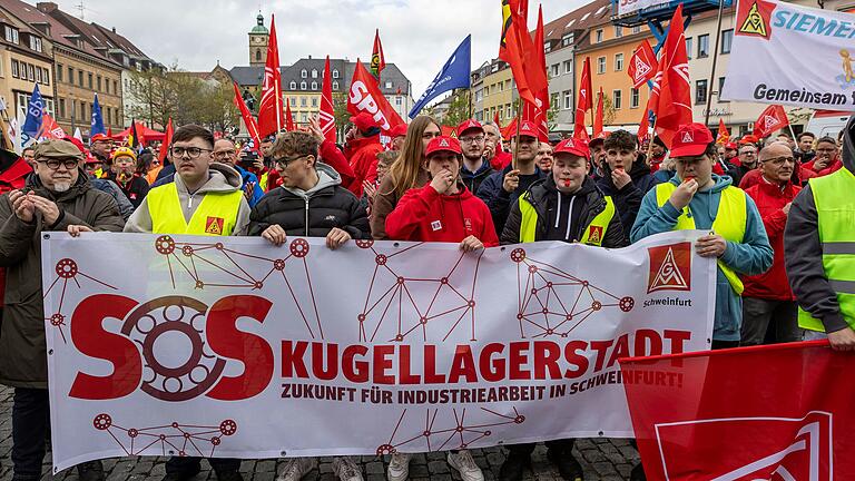 Mehr als 5000 Menschen nahmen an der Kundgebung der IG Metall am 18. April am Schweinfurter Marktplatz teil.