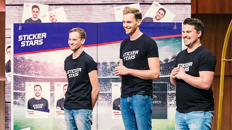 Mirko Lauterbach (30, aus Bamberg), Michael Janek (35, aus Aidhausen) und Fabi Bönsch (28, aus Hannover, von links) präsentieren mit ihrem Unternehmen 'Stickerstars' Sammelalben. In der 'Höhle der Löwen' suchen sie Investoren.