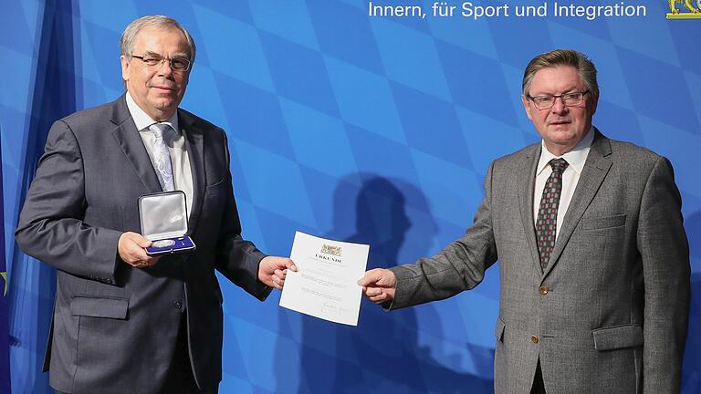 Staatssekretär Gerhard Eck händigte die Kommunale Verdienstmedaille in Silber an Bernhard Ruß aus.