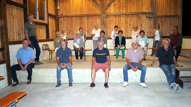 Auf dem Bild einige der Geehrten (vorne von links): Blesch Hermann, Lenz Walter, Fischer Karl-Heinz, Krückel Eugen,                             Günther Hermann,                             stehend: Mayer Siegfried. 2. Reihe (von links): Herget Monika, Fischer Maria, Zeißner Rosa, Stürmer Elsa, Häcker                 Hedwig, Pfeuffer Paul. 3. Reihe (von links): Rumpel Helene, Rumpel Liselotte, Häcker Rosamunde, Rumpel Olga,                               Krückel Hildegard, Blesch Reinhilde