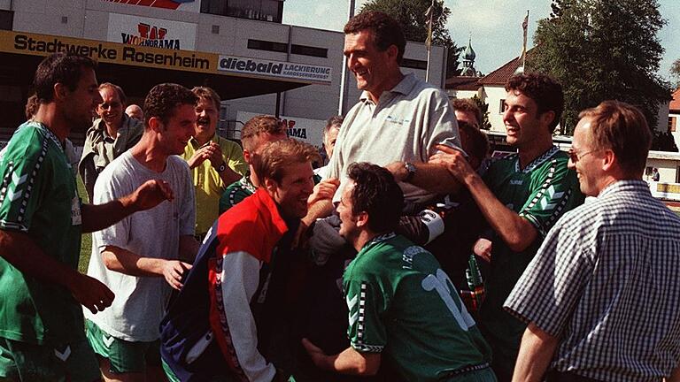 Ein bewegender Moment: Trainer Djuradj Vasic lässt sich nach dem 1998 in Rosenheim perfekt gemachten Regionalliga-Aufstieg von den Spielern (von links) Dirk Dorbath, Thorsten Seufert, Frank Lerch, Velibor Teofilovic und Jürgen Hein hochheben. Rechts im Bild: der damalige Sportchef des Schweinfurter Tagblatts, Hans Strauß.