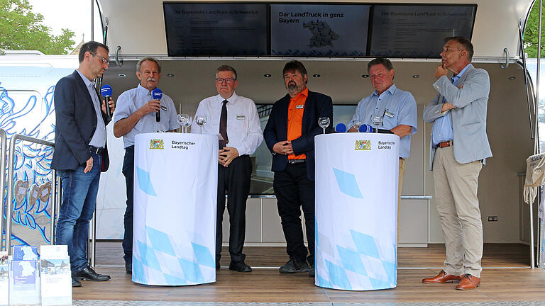 Der LandtagsTruck machte auch Halt in Schweinfurt: Im Mittelpunkt der Veranstaltung stand die Diskussionrunde von fünf Landtagsabgeordneten mit den Bürgern. Im Bild (von links): Moderator Oliver Schikora, Paul Knoblach (Bündnis90/Die Grünen), Volkmar Halbleib (SPD), Gerald Pittner (Freie Wähler), Gerhard Eck (CSU) und Richard Graupner (AfD).