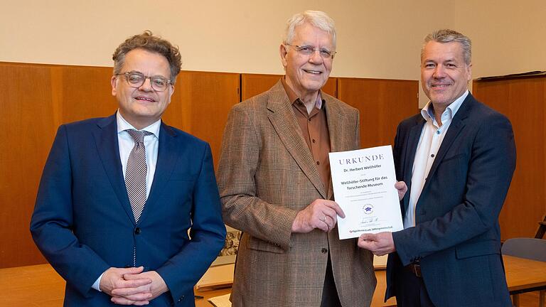 Die 'Wellhöfer-Stiftung für das forschende Museum' ist errichtet (von links): Prof. Damian Dombrowski, Direktor der Neueren Abteilung des Martin von Wagner Museums, Herbert Wellhöfer und Erwin Pfeuffer von der HypoVereinsbank. Die 'Wellhöfer-Stiftung für das forschende Museum' ist errichtet (von links): Prof. Damian Dombrowski, Direktor der Neueren Abteilung des Martin von Wagner Museums, Herbert Wellhöfer und Erwin Pfeuffer von der HypoVereinsbank.