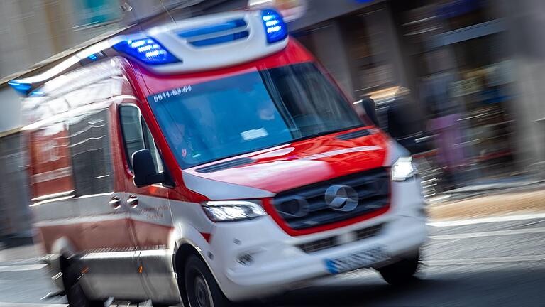 Rettungswagen.jpeg       -  Ein Rettungswagen ist mit Blaulicht im Einsatz.